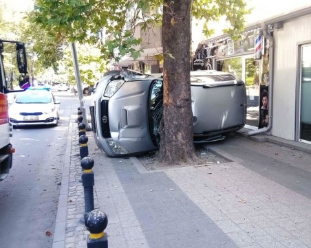 Джип се вряза в дърво пред Второ РУ в Пловдив, пречупен е стълб