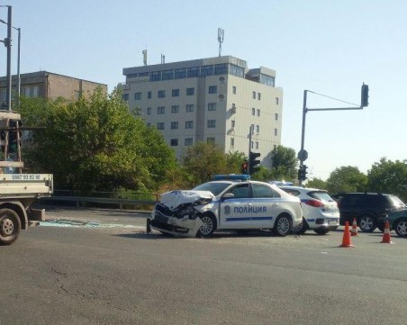 Патрулка и бус катастрофираха до Ален мак в Пловдив, има задръстване