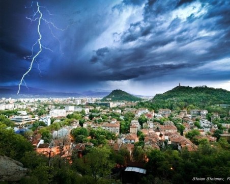 Жълт код за бури с възможни градушки за цяла България