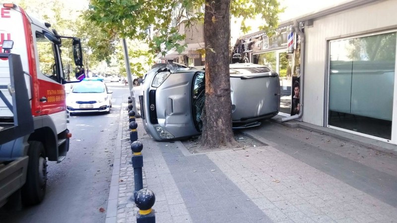 Джип се вряза в дърво пред Второ РУ в Пловдив, пречупен е стълб