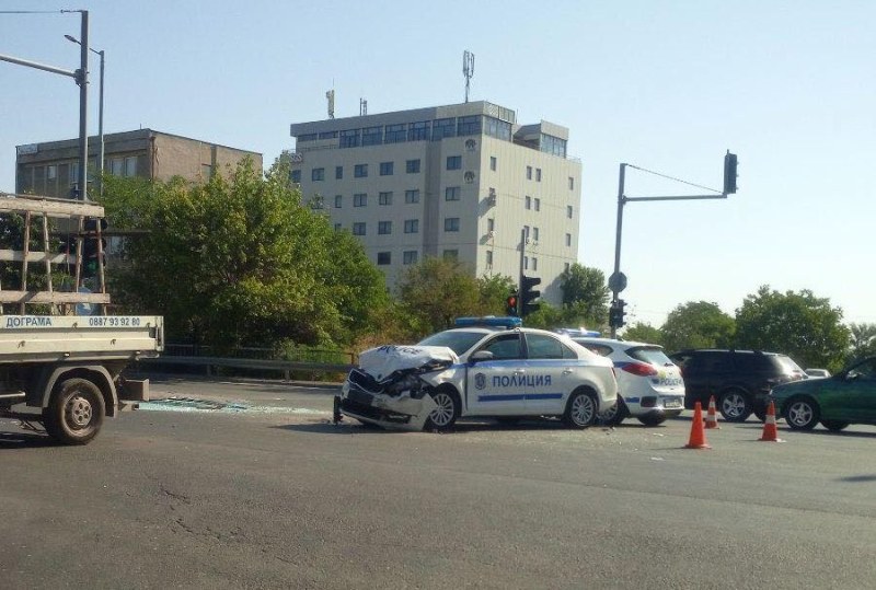 Патрулка и бус катастрофираха до Ален мак в Пловдив, има задръстване