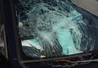 Малолетни счупиха предното стъкло на автомобил в Септември През миналата