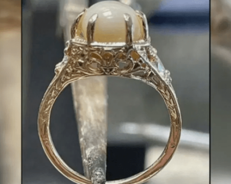 Двойка намери рядка перла, докато хапваше миди, и я превърна в годежен пръстен