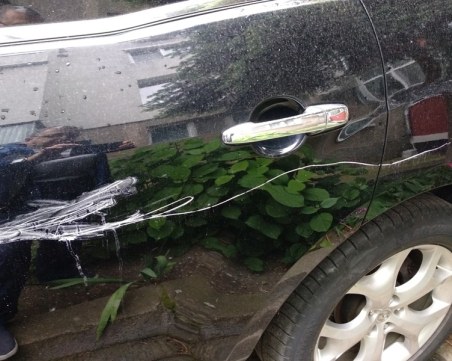 Мъж от Асеновградско издра боите на няколко паркирани коли, спа в ареста