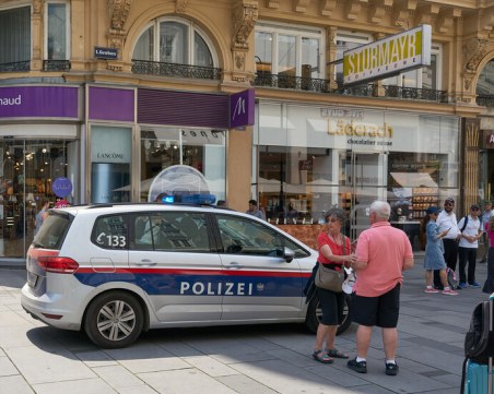 Необичайно: Австрия кани гражданите си на кафе с полицаи