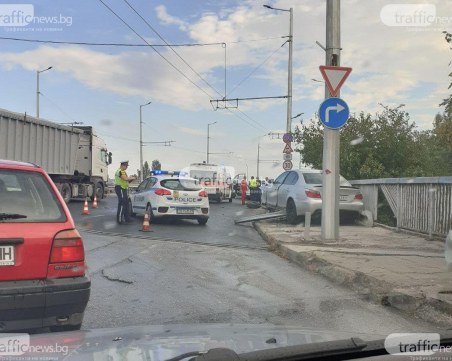 Откараха в болница двама пострадали при катастрофата на надлез 