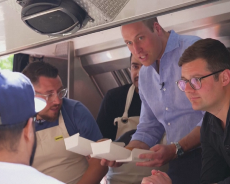 Принц Уилям сервира екобургери в Лондон