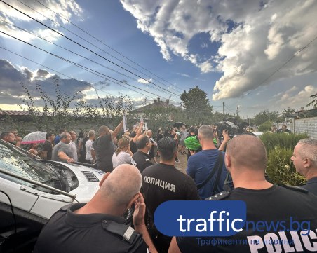 Протестът в Цалапица ескалира, щурмуваха къщата на близнаците ВИДЕО