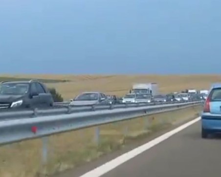 Тапа от автомобили на магистралата към морето