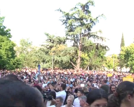 Започнаха протести в цялата страна заради жестоко нарязаното 18-годишно момиче