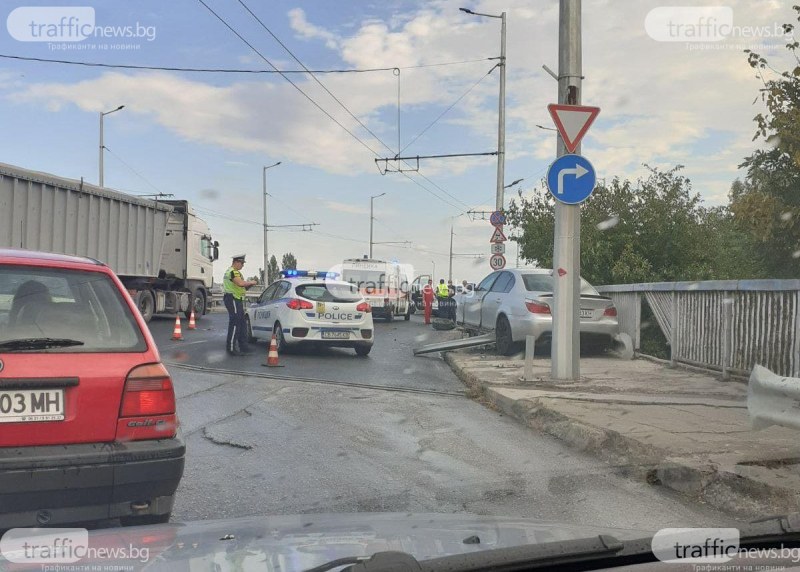 Откараха в болница двама пострадали при катастрофата на надлез