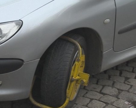 Мъж с инвалиден стикер, паркирал неправилно, осъди Община Пловдив заради поставена скоба