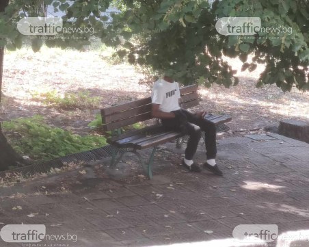 Мъж се опипва пред училище в Пловдив