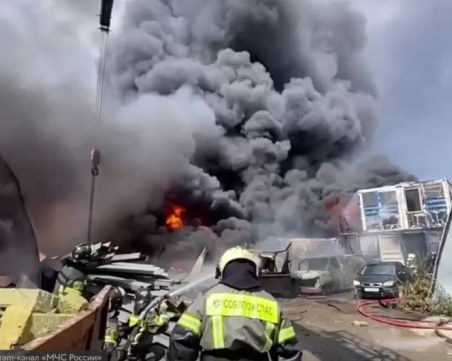 Небето над Москва в дим: Пожар обхвана 1200 кв. м