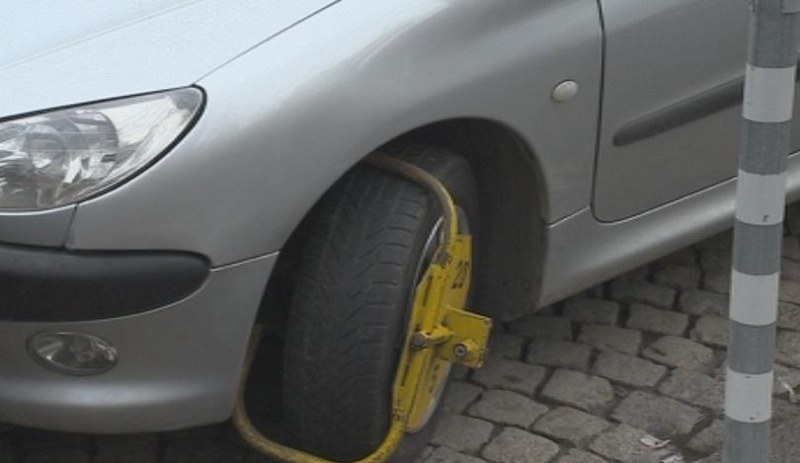 Мъж с инвалиден стикер, паркирал неправилно, осъди Община Пловдив заради поставена скоба