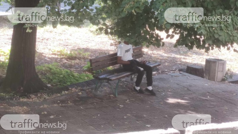 Мъж се опипва пред училище в Пловдив