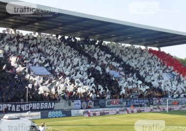 Фенклубът на Локомотив Пловдив подкрепен от множество фракции сред черно белите