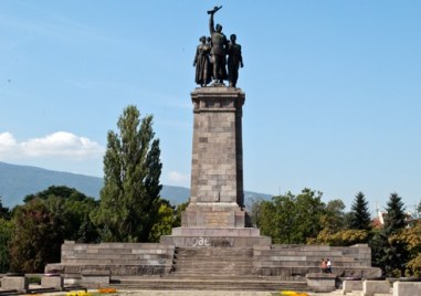 Паметникът на съветската армия в София се превръща от публична