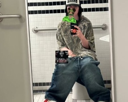 Били Айлъш отново скандализира в инстаграм: Публикува селфи седнала върху тоалетната