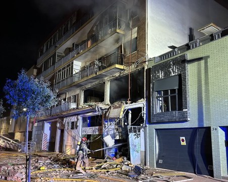 Един загинал и 12 ранени при експлозия в сграда в Испания