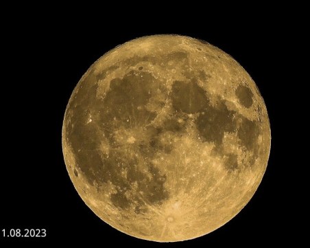 Красиви снимки запечатаха първото пълнолуние за месеца