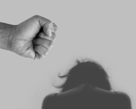 Мъж преби жена си и баща ѝ в Бургас пред очите на 16-годишната си дъщеря