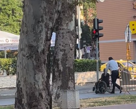 Най-успешният състезател по гребане помогна на инвалид в Пловдив