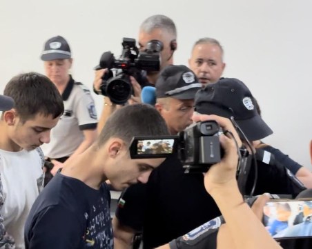 Посрещнаха близнаците от Цалапица с викове 