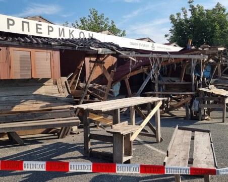 Разбиха павилиони за сувенири на 