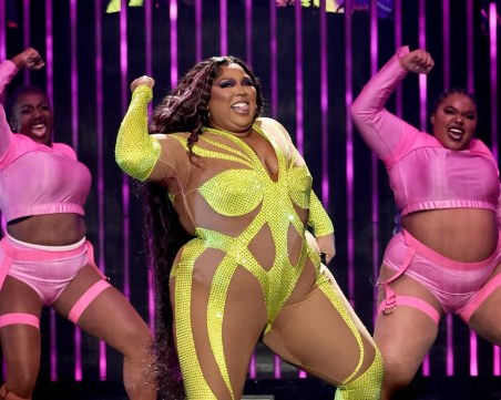 Съдят певицата Лизо за тормоз на работното място