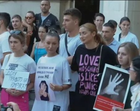 След убийството в Цалапица и нарязаното момиче: Протестиращи затвориха пътя Банско - Разлог