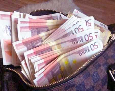 Таксиметров шофьор в Румъния върна на клиент забравена чанта с 40 000 евро