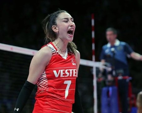 Звезда на турския национален отбор по волейбол беше заплашена, че ще бъде залята с киселина