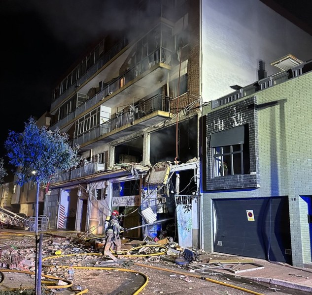 Един загинал и 12 ранени при експлозия в сграда в Испания