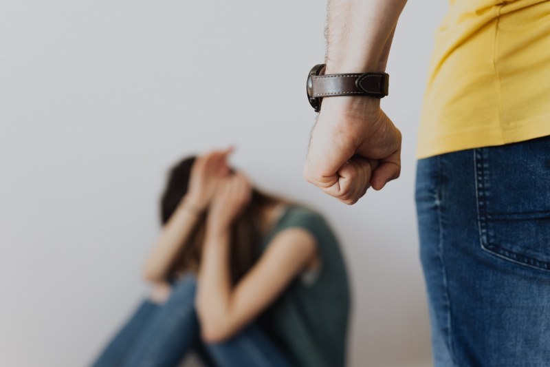 Мъжът, нападнал бившата си съпруга и баща ѝ, е имал и предишен арест за домашно насилие