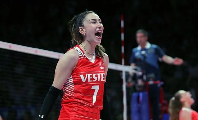 Една от волейболните звезди на Турция - Ханде Баладън, преживява