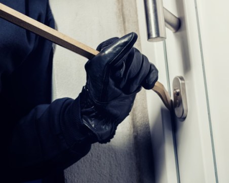 Двама задържани за домови кражби в Първомай и Хисарско