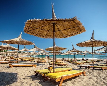 Министерството на туризма: Не е задължително да взимате и чадър, и шезлонг на плажа