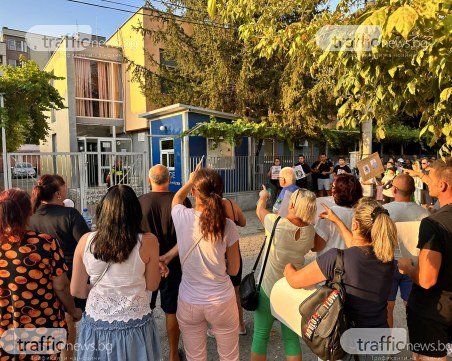 Стотици на протест в Стамболийски заради Митко, викове „оставка” и „Керпиев е позор” отекват пред районното