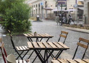 Милано затвори парковете и откритите пазари заради силните бури които