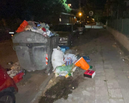 Контейнер в Гагарин се превърна в гейзер: Изригват боклуци