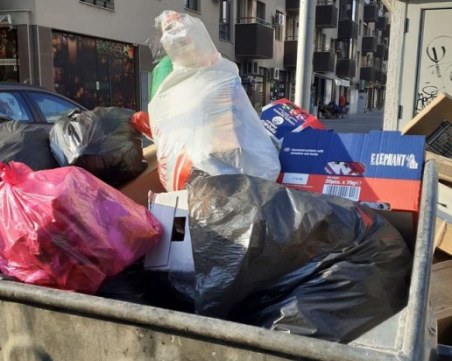 Контейнери за смет до жилищен комлекс в Кючук Париж преливат, пловдивчани са недоволни