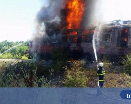Локомотив пламна в движение в Плевенско, евакуираха пътниците