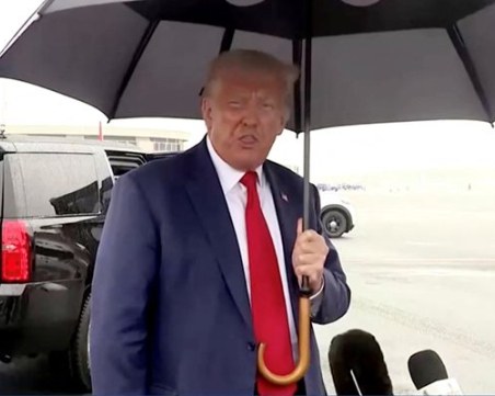 Тръмп пледира невинен по 4 обвинения, освободиха го след изслушване в съда