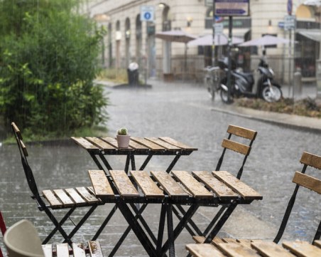 Заради предстоящите бури: Милано затвори парковете и пазарите си