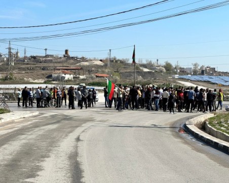 Жители на Трилистник готвят протест с блокиране заради затворен път