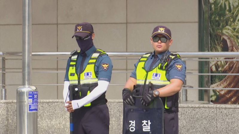 Мъж се  вряза с колата си в минувачи в Сеул, след  това наръга няколко души с нож