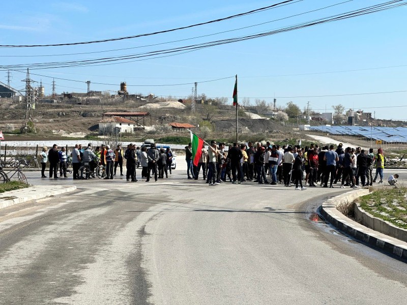 Жители на Трилистник готвят протест с блокиране заради затворен път
