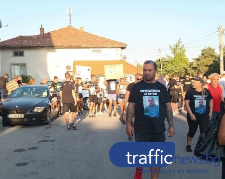 Фенове на Ботев се включиха в националния протест в Цалапица, обсадиха къщата на близнаците