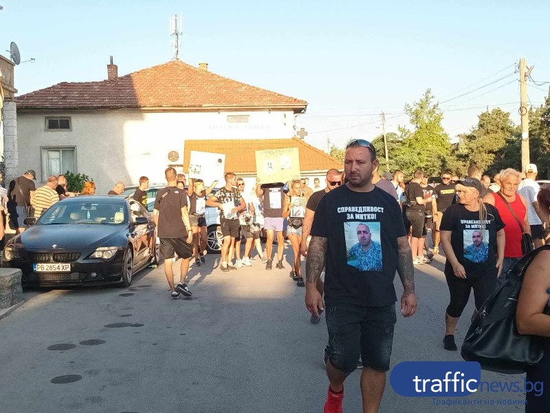 Фенове на Ботев се включиха в националния протест в Цалапица, обсадиха къщата на близнаците